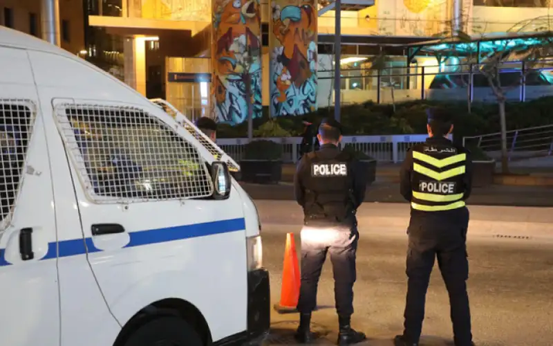 شخص يقدم على طعن طليقته في