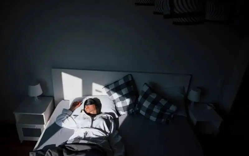 دراسة تحذر .. النوم تحت الأنوار