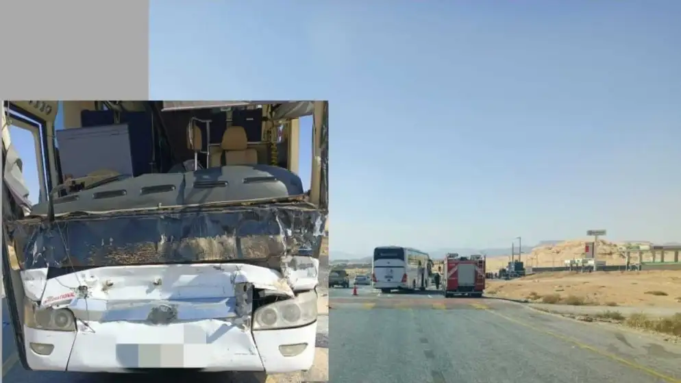 18 إصابة بحادث تصادم بين حافلة