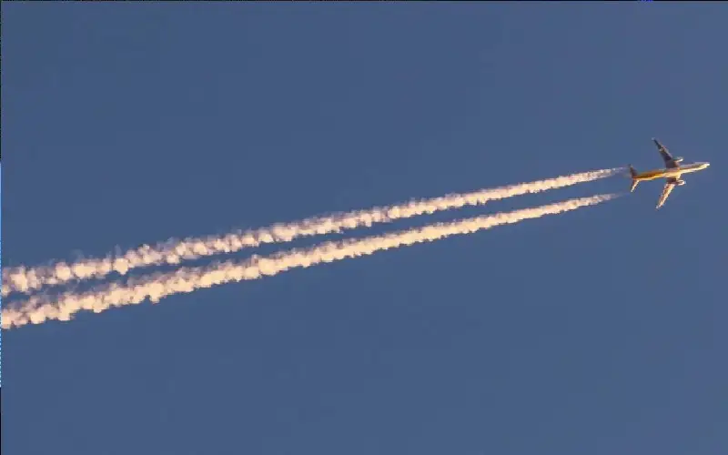 لماذا تترك الطائرات النفاثة خطوطا بيضاء