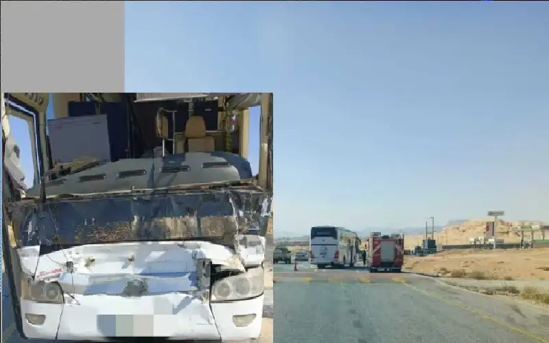 21 إصابة بحادث تصادم بين حافلة