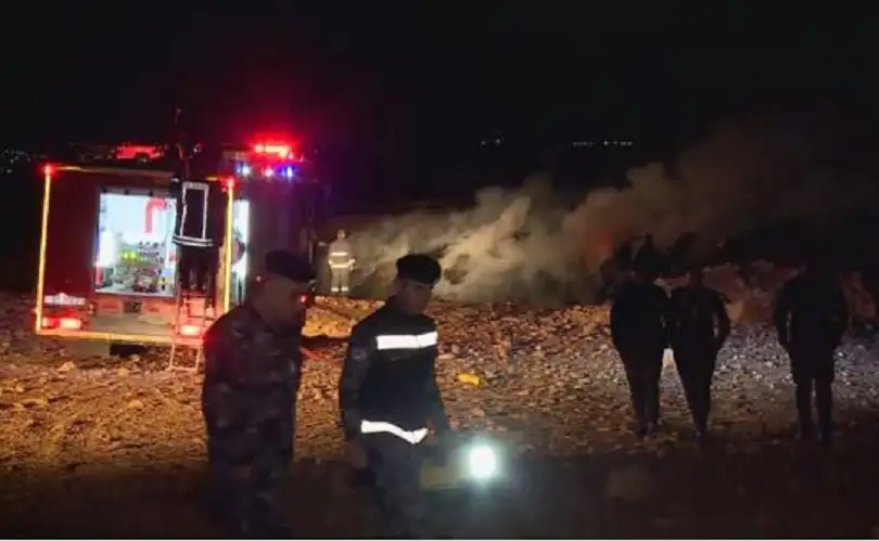 إخماد حريق داخل ساحة مواد بلاستيكية