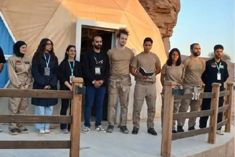 4 رواد فضاء يختتمون تجربة تناظرية