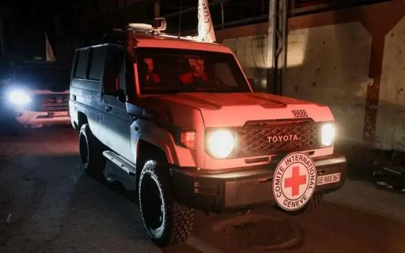 إعلام عبري: الصليب الأحمر يسلم إسرائيل