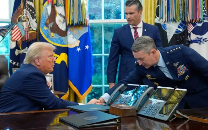 بعد طيرانه فوق غزة .. رئيس