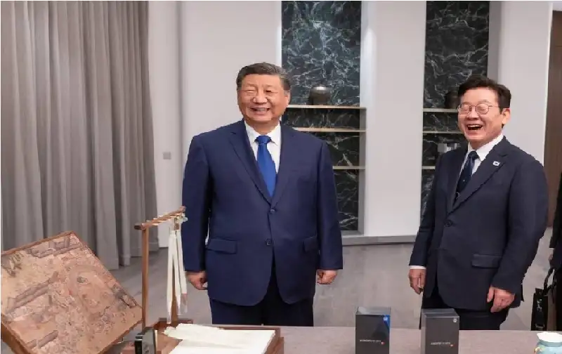 هدية شي لنظيره الكوري.. هاتفان ذكيان