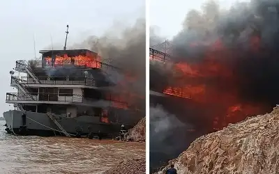 حريق يلتهم باخرة سياحية في أسوان
