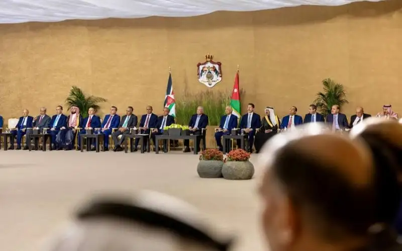 الملك يلتقي وجهاء وممثلين عن أبناء