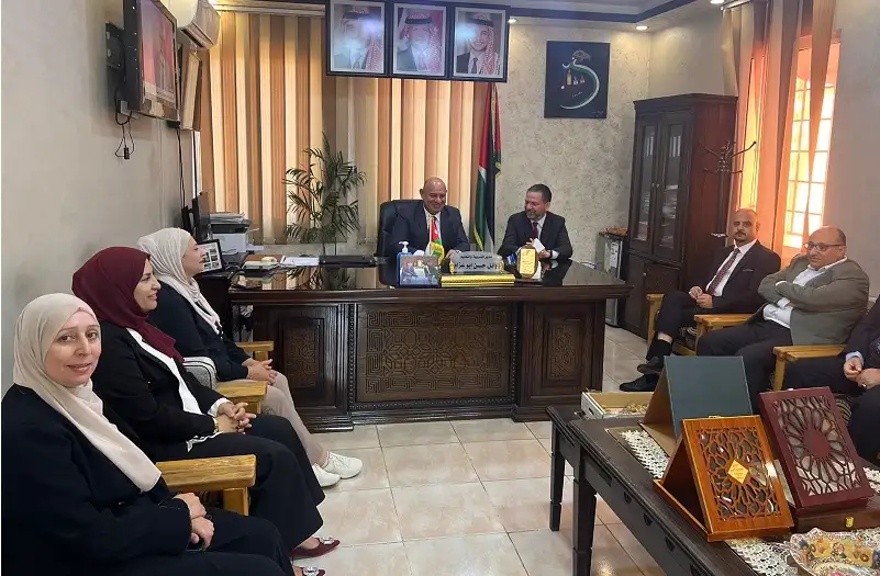 محافظ جرش يزور مديرية التربية ويشيد