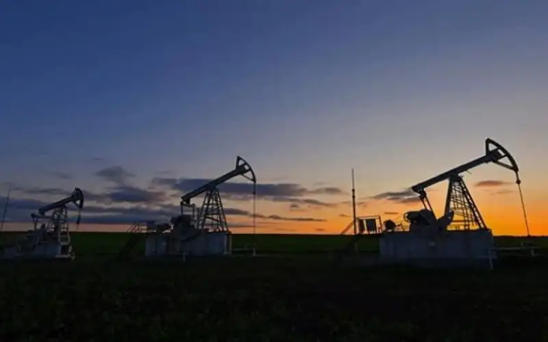 النفط يتراجع وسط بيانات ضعيفة