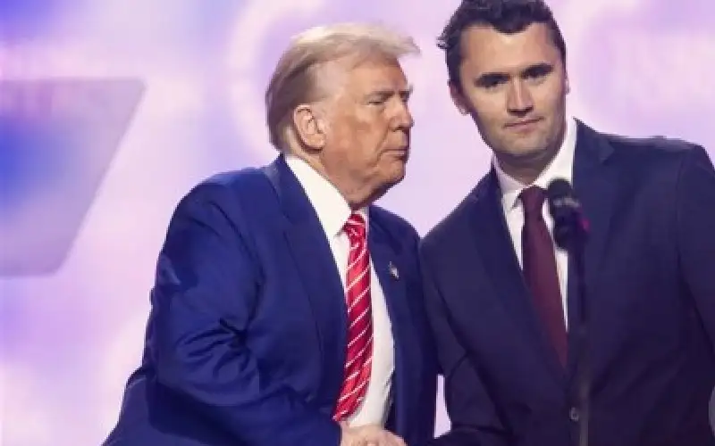 أرملة تشارلي كيرك تضع دموعا اصطناعية