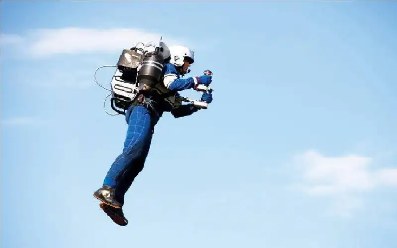 حقيبة ظهر تطير بسرعة 100 كيلومتر