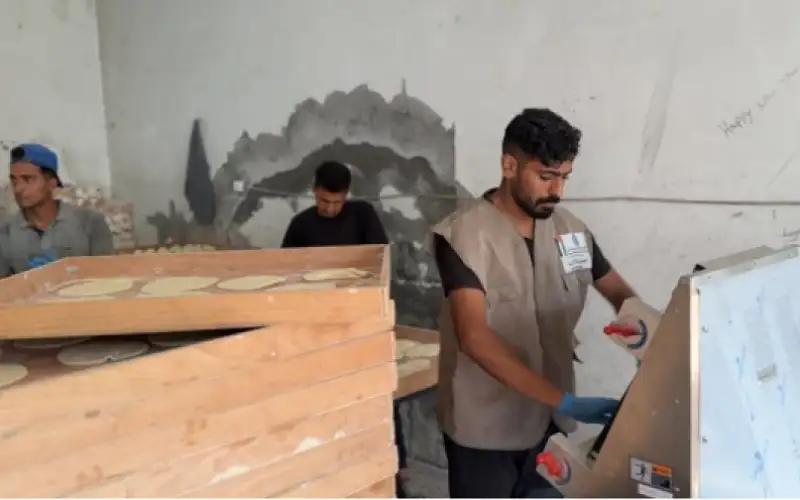 الحملة الأردنية توزع مساعدات مقابل الخط