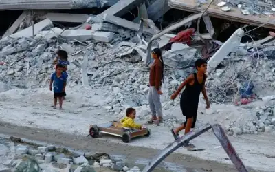 الاحتلال ينسف منازل بخان يونس ويتعهد