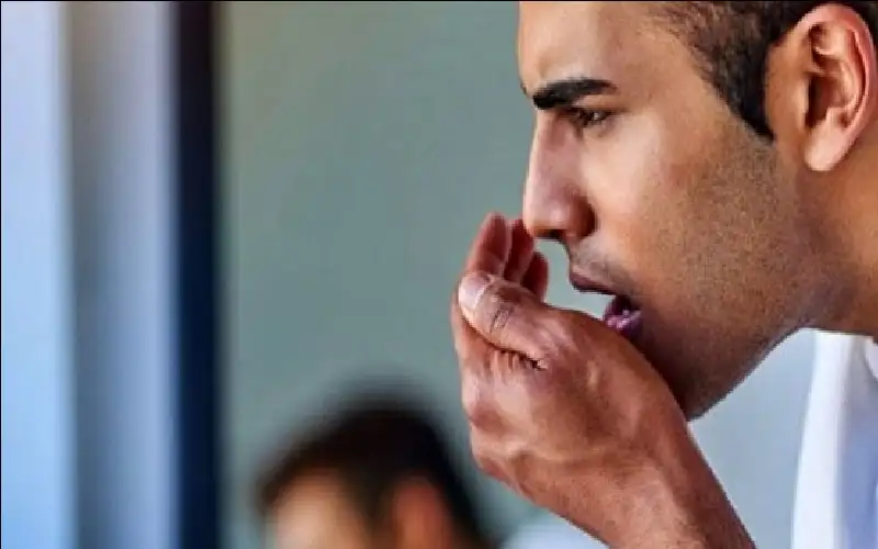 رائحة الفم صباحا.. متى تعد علامة