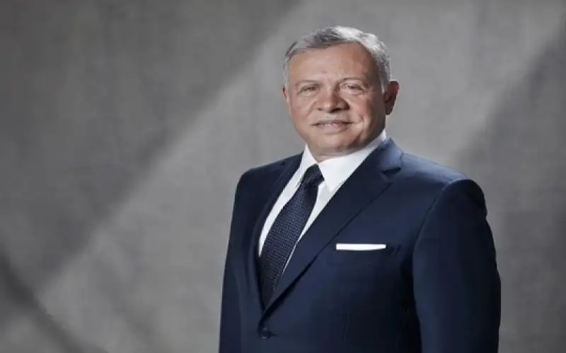 الملك يغادر أرض الوطن متوجها إلى
