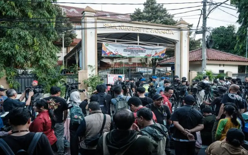 100 جريح في انفجارات داخل مسجد