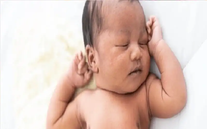 تعذيب وحروق وكسور.. سجن والدين أنهيا