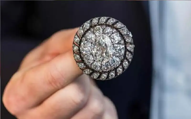 بروش نابليون بونابرت في مزاد.. والسعر