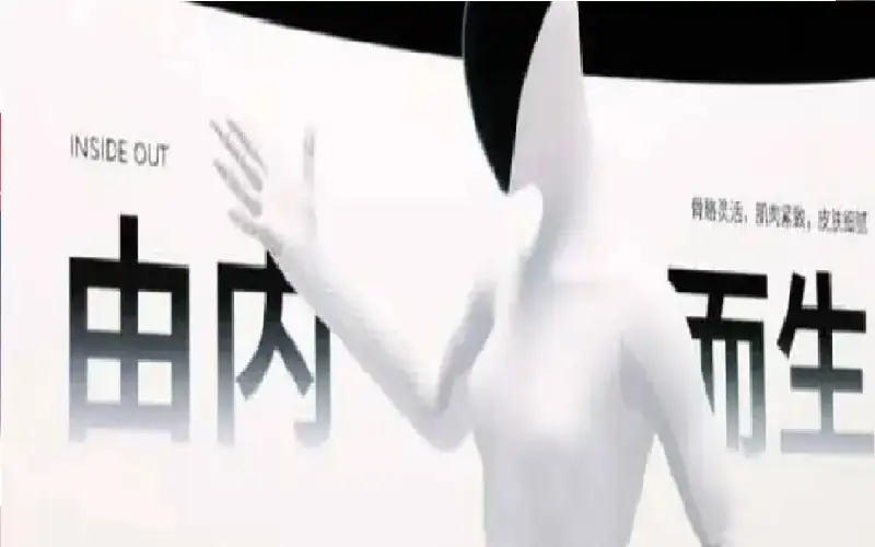 روبوت آيرون يمحو الخط الفاصل بين