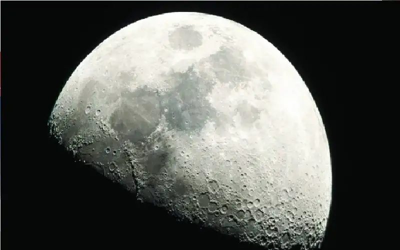 حل لغز سحابة الغبار المحيطة بالقمر