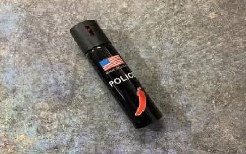 طالبة أمريكية ترش معلمها بغاز الفلفل