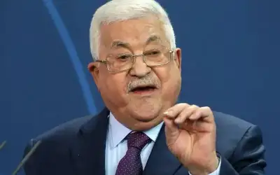 إعلام عبري: عباس يقيل وزير المالية