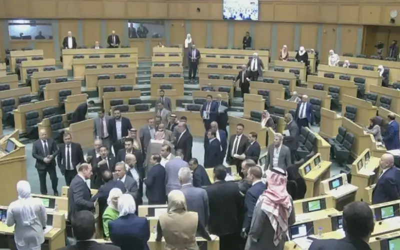 بعد المشادات .. القاضي يؤجل انتخاب