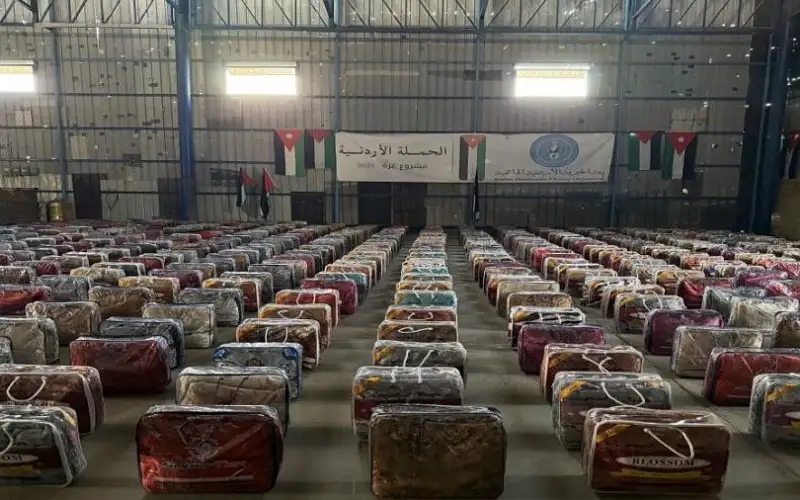 توزيع أغطية شتوية على أسر متضررة