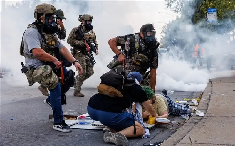 قنابل حارقة.. تحقيق يرصد تجاوزات الشرطة