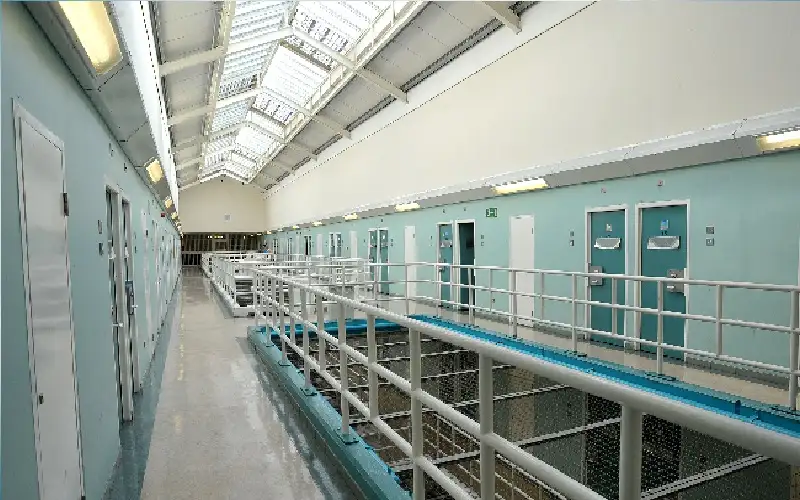 خطة هروب فاشلة من السجن.. امرأة