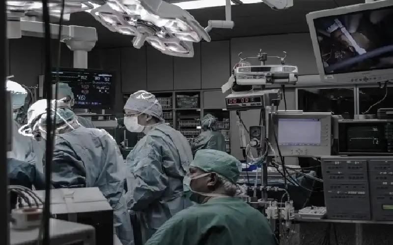 مغنية تركية تفقد قدرتها على الحركة