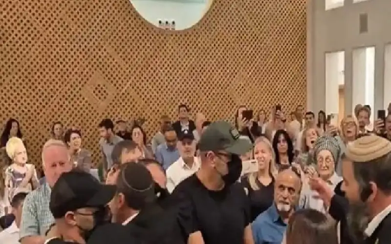 المجتمع الاسرائيلي يحول الجنود المغتصبين للاسرى