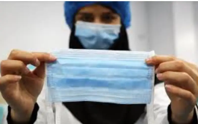 الأوبئة تدعو إلى الالتزام بالكمامات في