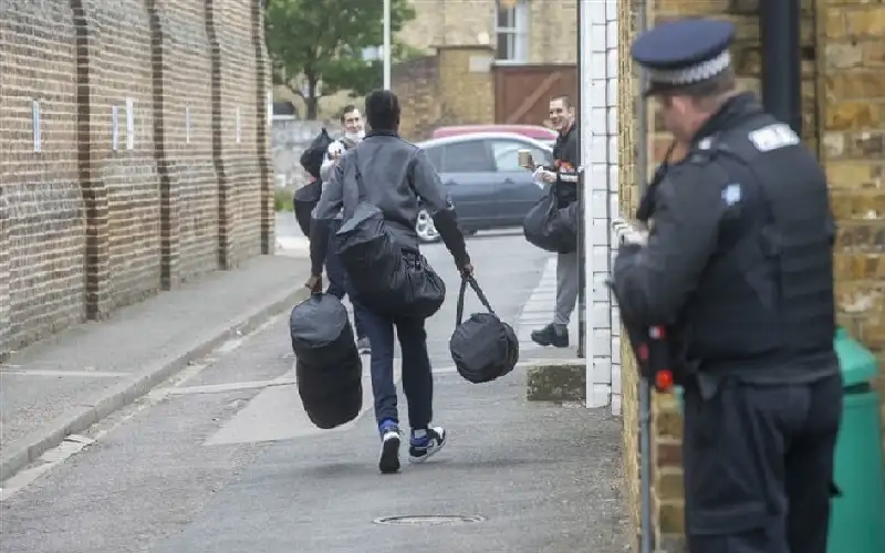 السلطات البريطانية تفرج عن 91 سجينا