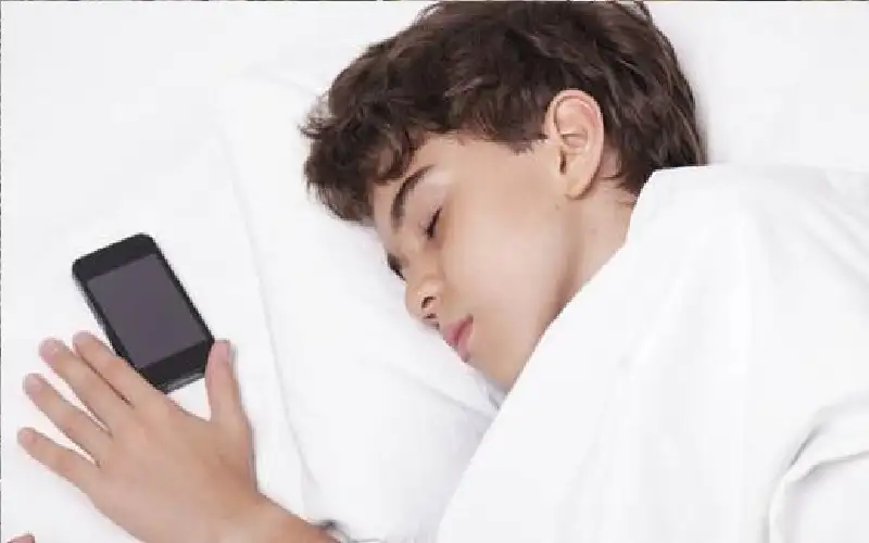 تصفح الهاتف قبل النوم قد يعطل
