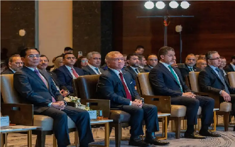 الملك يؤكد أهمية الاستفادة من تجربة