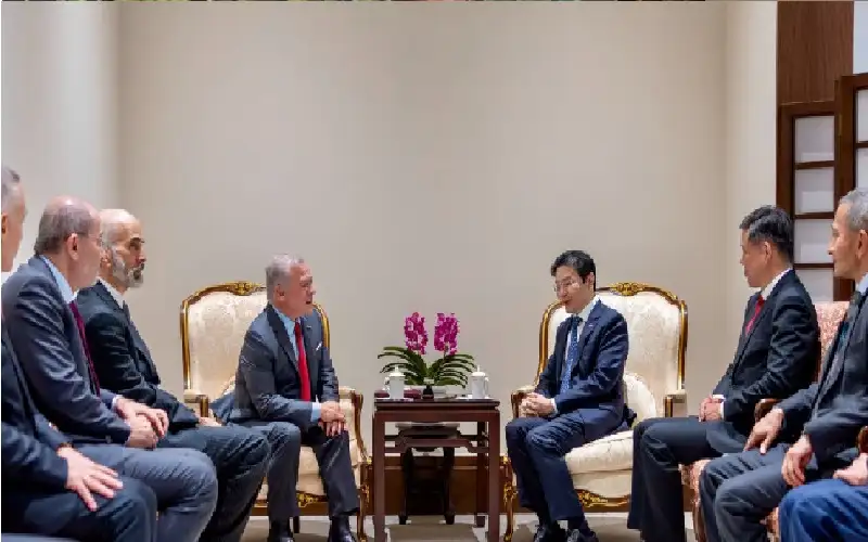 الملك يلتقي برئيس الوزراء السنغافوري