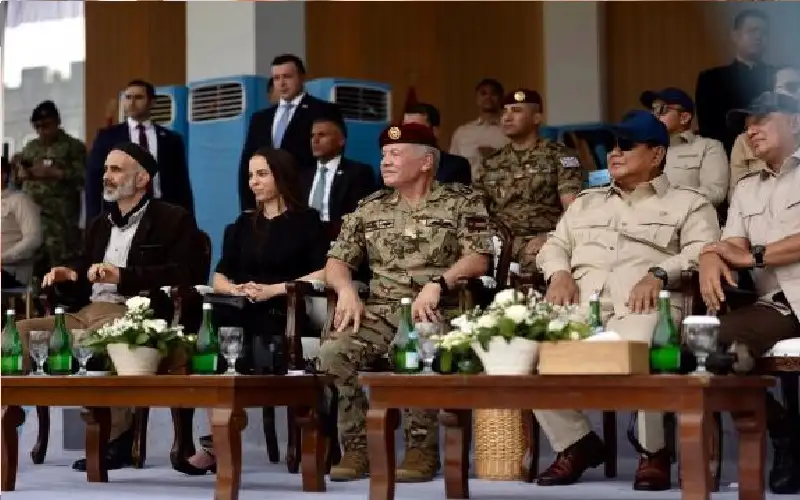 الملك والرئيس الإندونيسي يحضران تمرينا عسكريا