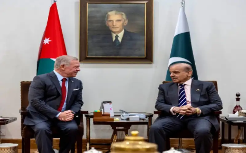 الملك يلتقي رئيس الوزراء الباكستاني في