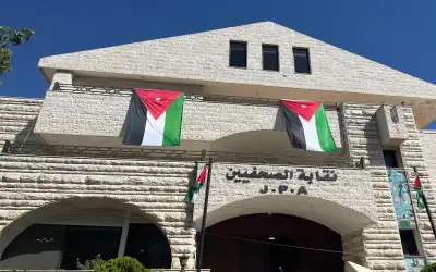 الصحفيين: تكريم موظفة حكومية لمنتحلي صفة