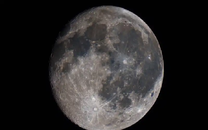 القمر يكشف أسراره المذهلة.. ماذا يوجد