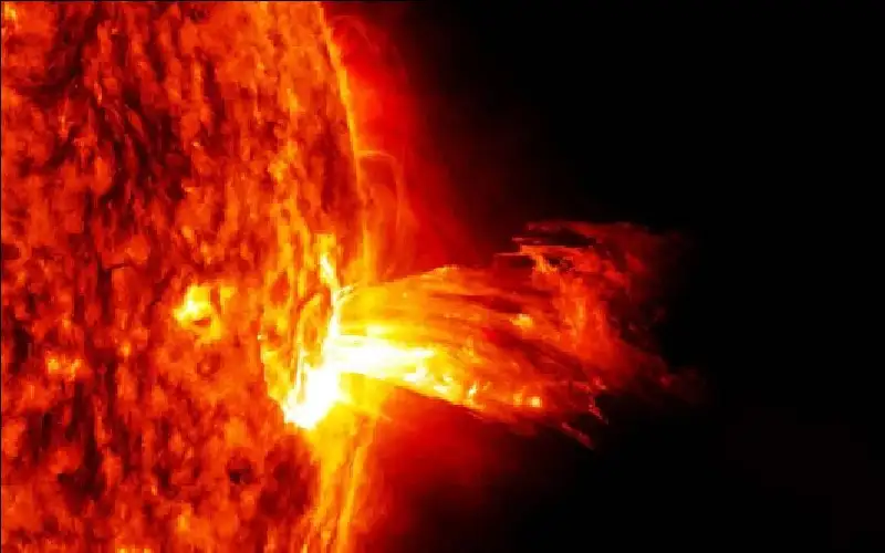 عاصفة شمسية قوية تضرب الأرض وتعطل