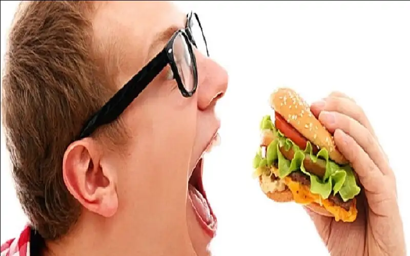 تحد غبي.. شاب بين الحياة والموت