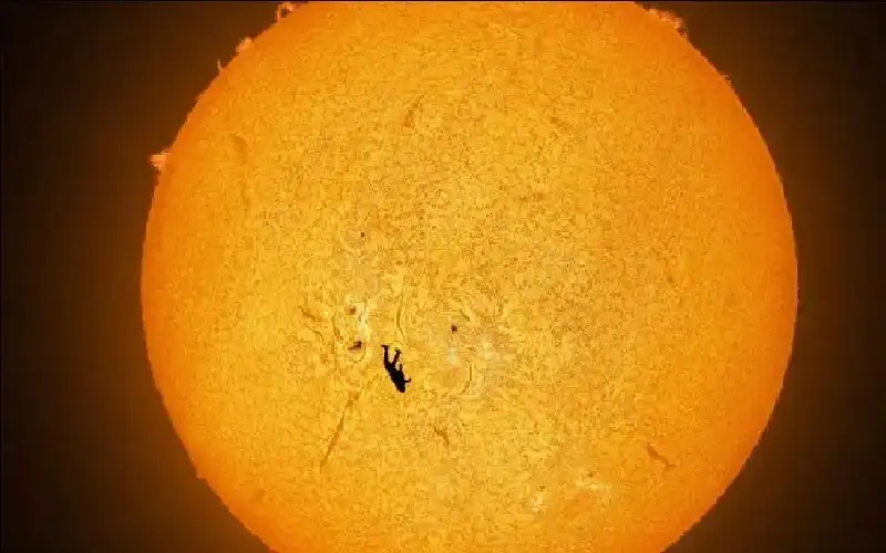 رجل يقطع الشمس.. أغرب صورة حقيقية