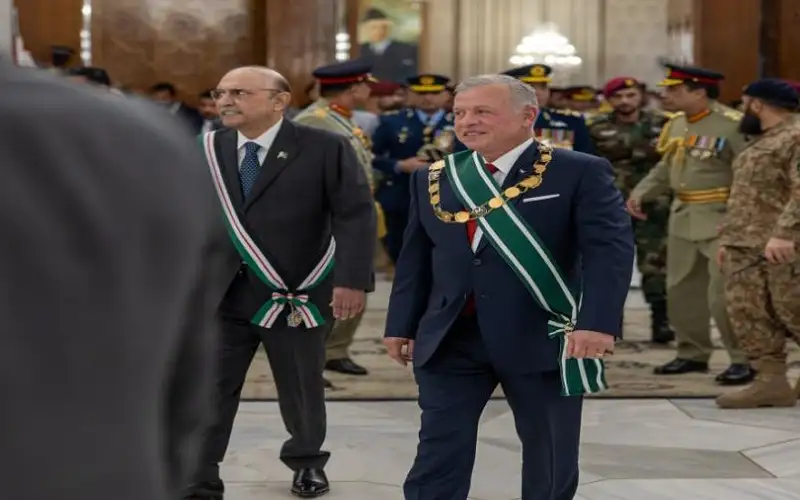 الرئيس الباكستاني يمنح الملك أعلى وسام