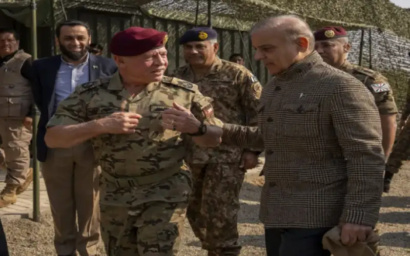 الملك يزور شركة للصناعات الدفاعية في