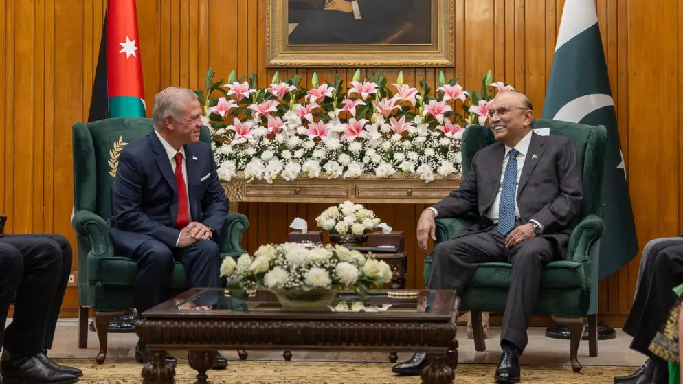 الملك والرئيس الباكستاني يبحثان مستجدات الشرق