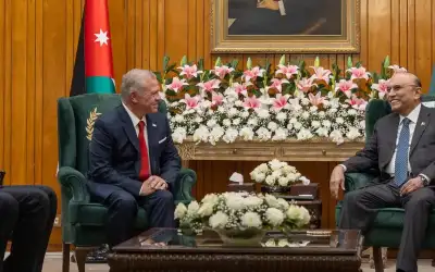 الملك والرئيس الباكستاني يبحثان مستجدات الشرق