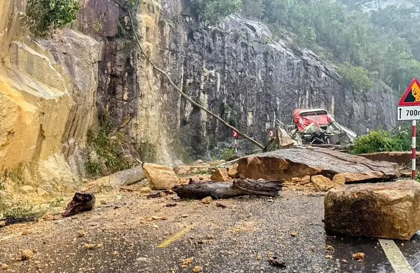 فيتنام.. انهيار أرضي يطمر حافلة ركاب